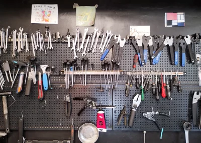 Les outils servant à la réparation des vélos de l'atelier Comebike
