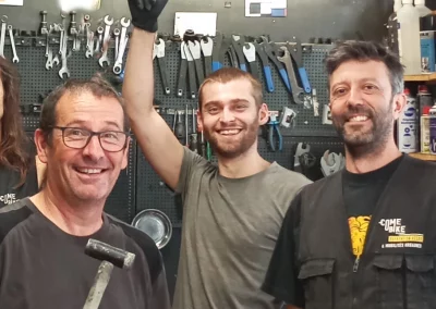 Cyril, Johan et Yannick mécaniciens vélo chez Comebike