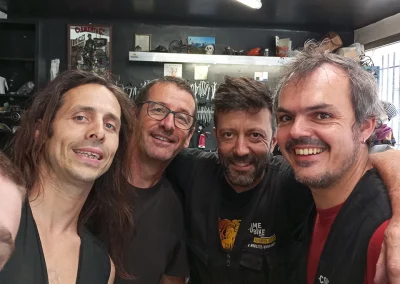 photo des mécaniciens vélo souriants